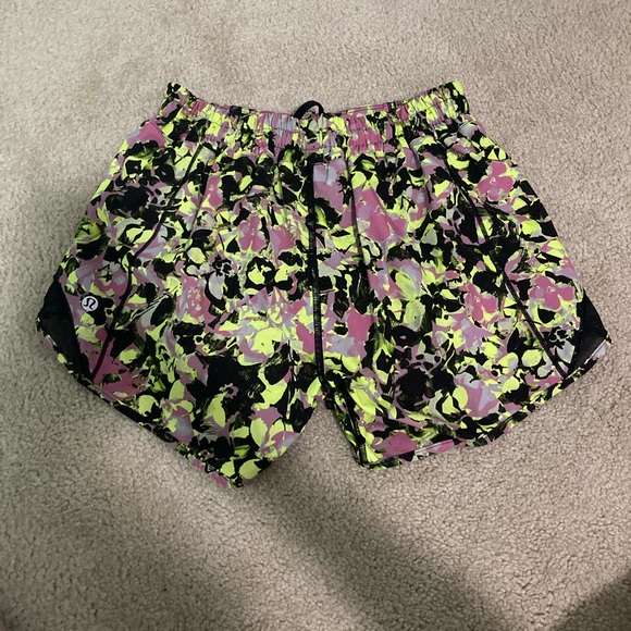 Lululemon Multi-Colored Low-Rise Hotty Hot Short 4” - Picture 3 of 5